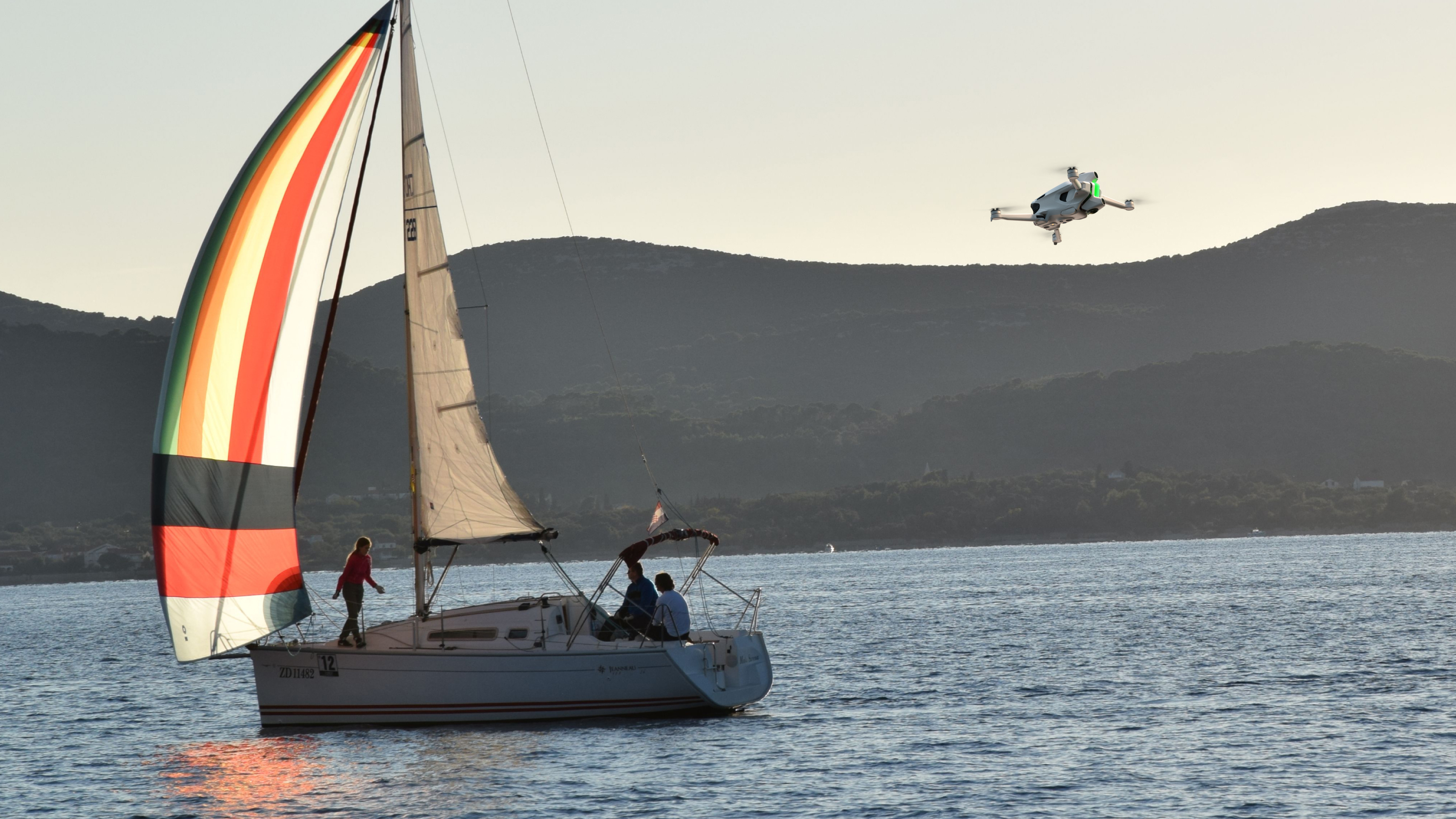 Boote und Segelyachten mit einer Drohne aufnehmen: So gelingen bessere Aufnahmen aus der Luft